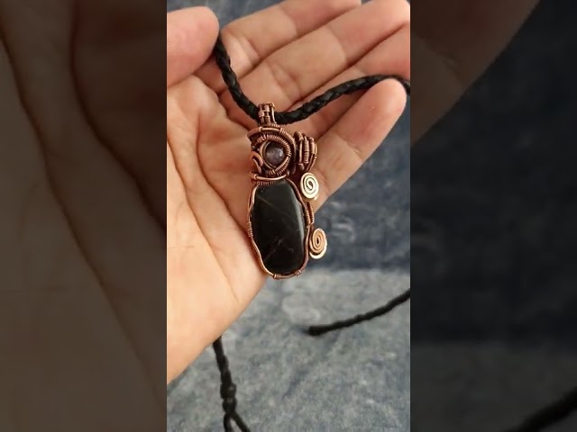 Vídeo relacionado con THKO Pulsera de amatista, accesorio elegante para mujer, piedra curativa natural para equilibrio energético y relajación, joyería de moda con amatista
