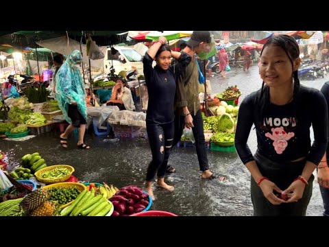 Best Cambodian street food | heavy rain @ Phnom Penh Orussey Market scene in the evening