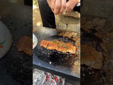 Fatias de carne grelhada em ardósia de hambúrguer chinês