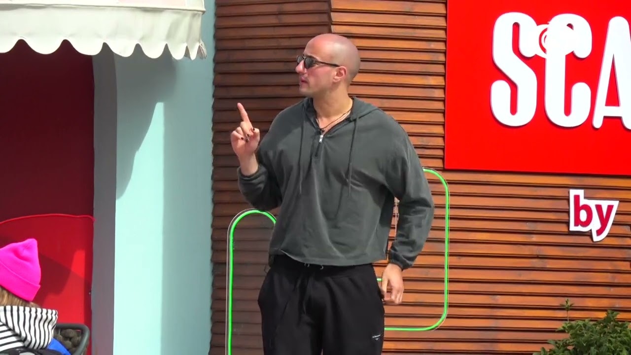 Banorët i ankohen Kristit për punët e shtëpisë