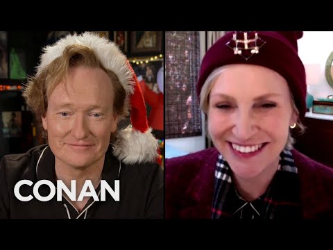 簡-林奇為 "最弱的環節 "擁抱她的黑暗面 - CONAN on TBS (Jane Lynch Embraces Her Dark Side For "The Weakest Link" - CONAN on TBS)