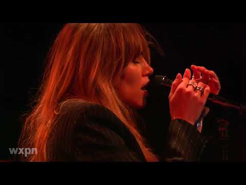 Suki Waterhouse - "Good Looking" (Free At Noon Concert)
