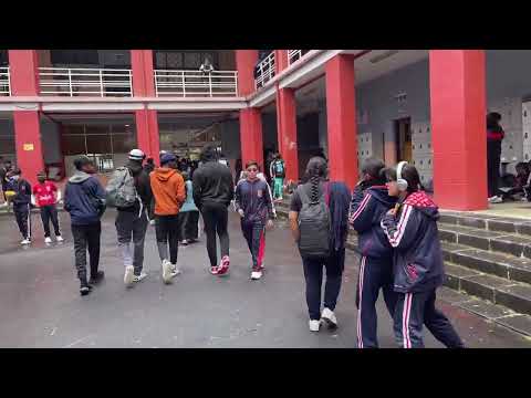 Saindo do Colégio Benalcázar