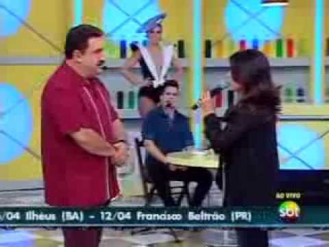 Aline Barros canta 'Ressuscita-me' e emociona o Brasil no 'Ratinho'