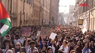 Una marea umana attraversa Torino per lo sciopero generale
