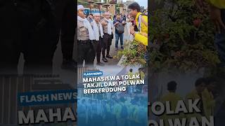 Download lagu Mahasiswa Lantang Tolak Takjil dari Polwan Berkerudung saat Demo: Gak Perlu, Kami Punya Uang! mp3