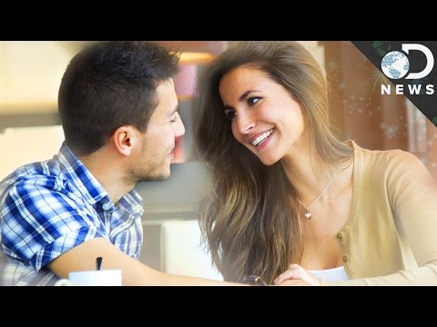 誰かがあなたを好きなときにボディランゲージは明らかにすることができますか？ (Can Body Language Reveal When Someone Likes You?)