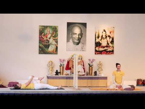 Rückenyogastunde mit Ramani - Yoga Vidya Ashram Live - 16:15 Uhr 12.03.2022