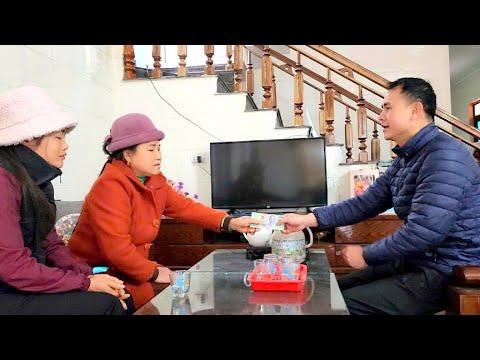 Phong was very surprised when Hong and her mother came to pay him back the money.