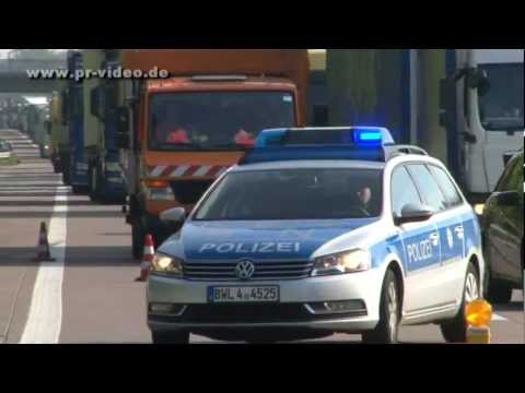 08.05.2012 - BAB 5 bei Kronau - Autotransporter verunglückt - Fahrer schwer verletzt eingeklemmt