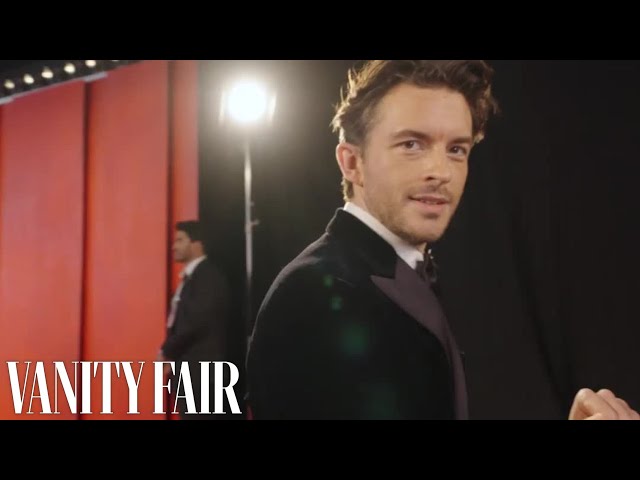 Vídeo relacionado con Jonathan Bailey (Beard) Mascaras de Personajes Famosos, Caras de Carton