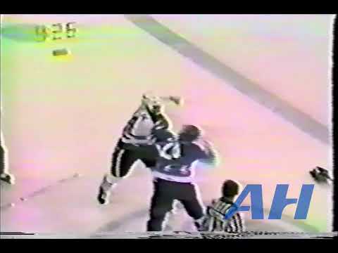 NHL Oct. 14, 1984 Kevin McClelland,EDM v Ed Lee,QUE Edmonton Oilers Quebec Nordiques