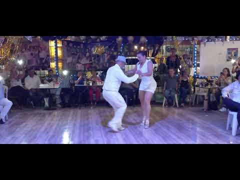 Adriana la eléctrica y el clásico de la salsa tirando piso zapato en el rincón