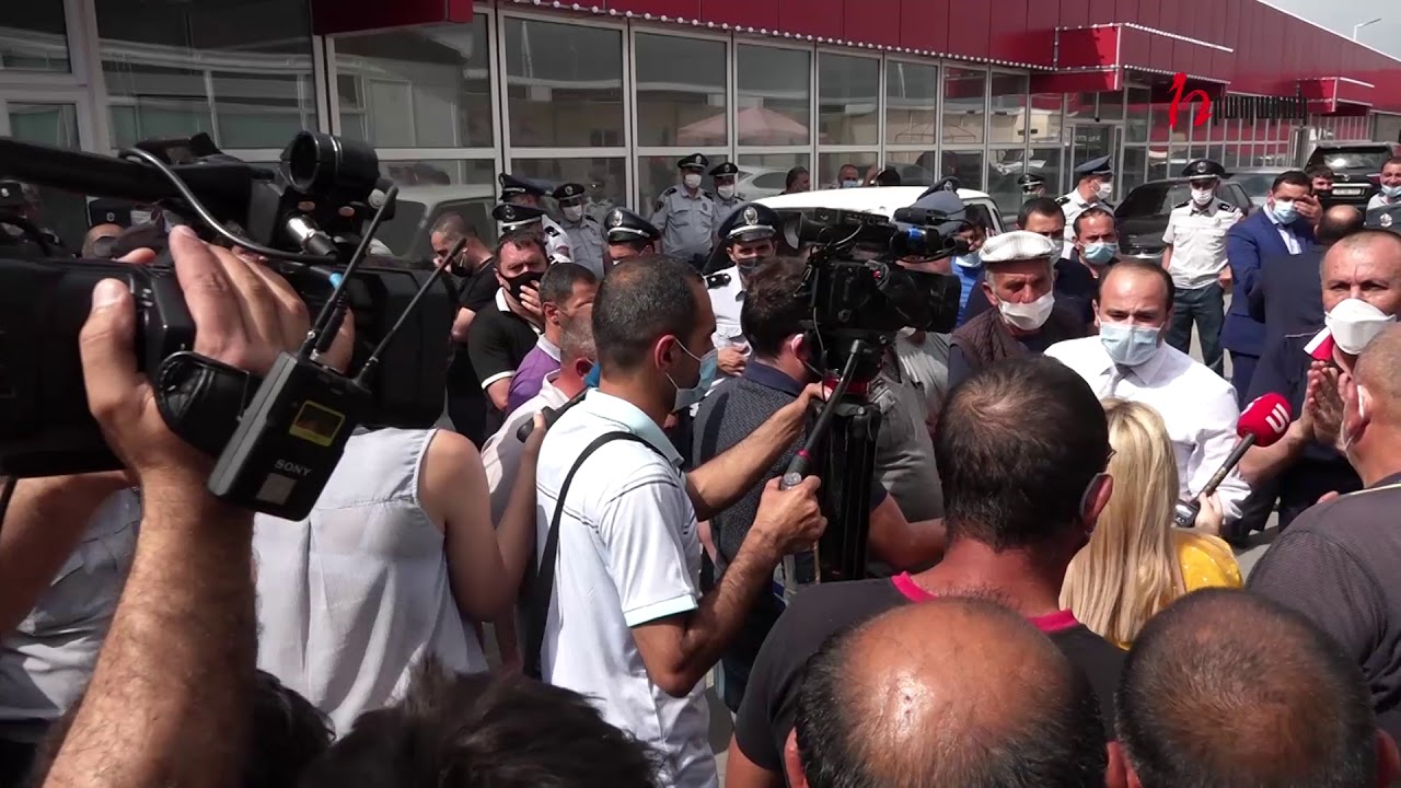 Ես վաղը իմ ապրանքը բերելու եմ, տեսնեմ ով է փակում շուկան. բահերով կհելնենք ձեր դեմը