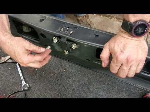 w124 Mercedes trunk latch and lock removal. 1986 Mercedes 300E