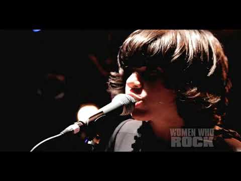 Screaming Females "Laura and Marty" | Last Call With Carson Daly