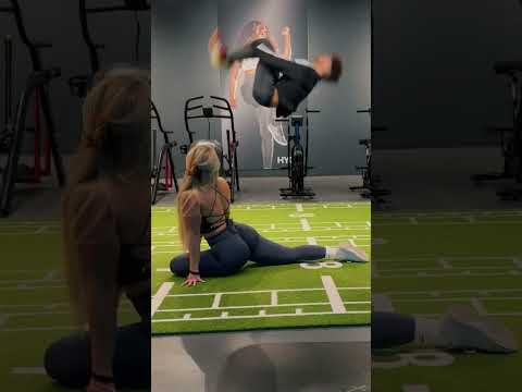 Bodybuilder vs. Dancer who won ? #comedy #chestday #patrox #mrsus #workout #fitness #dance