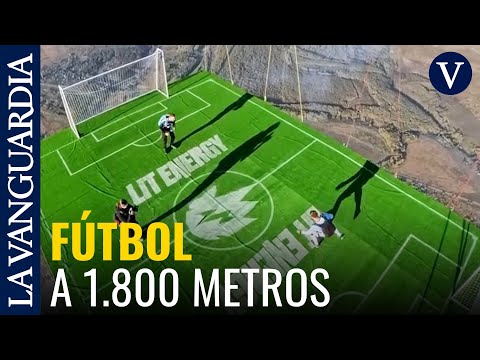 Nuevo récord mundial: primer partido de fútbol en globo a 1.800 metros de altura