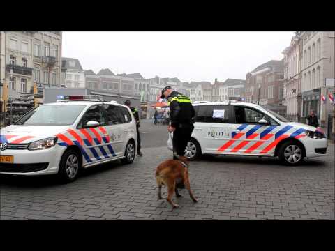 Politiesirenes klinken minuut lang voor betere cao in Den Bosch (20-03-2015)