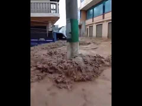 El invierno azota Balao cantón del Guayas.El río se desbordó y ha afectado a toda la población.