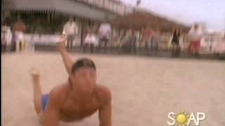 Steve joue au beach-volley en musique (VO)