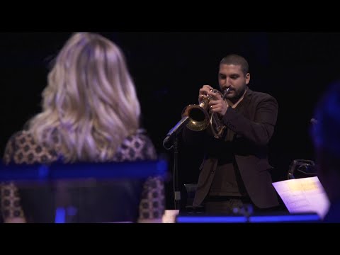 Ibrahim Maalouf et Louane interprètent la chanson "un automne à Paris"