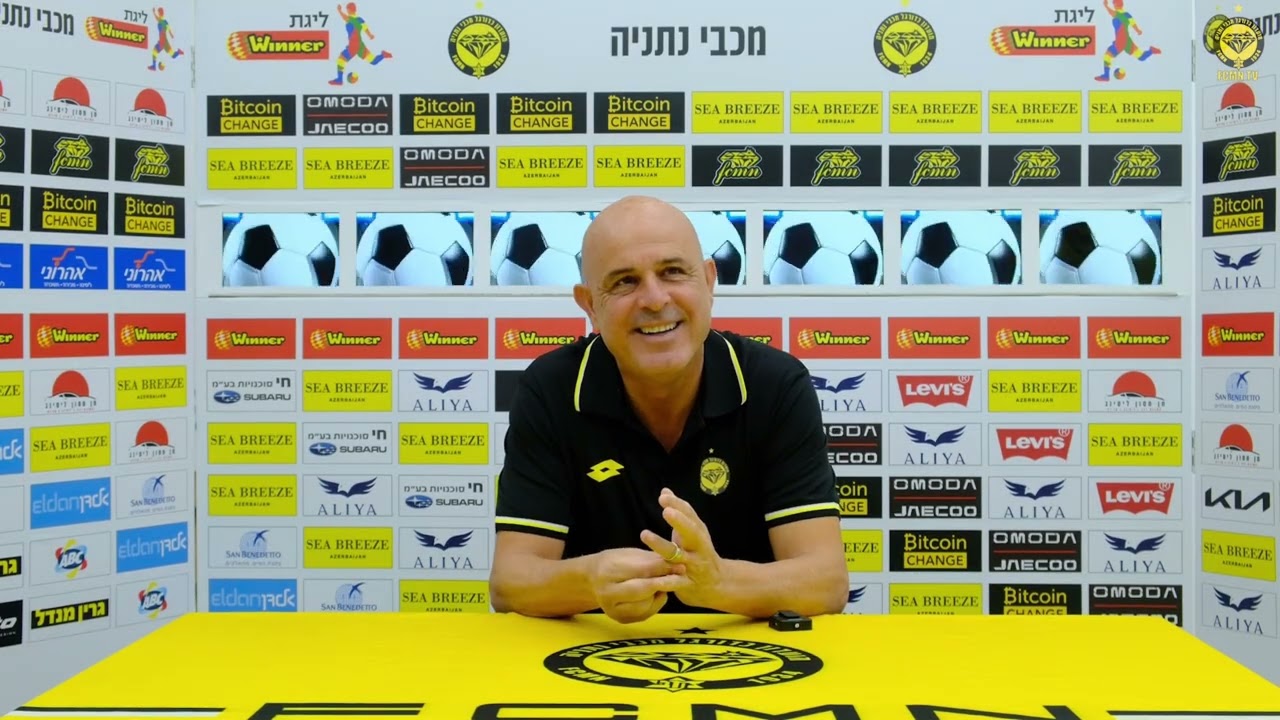 מאמן הקבוצה יוסי אבוקסיס לפני המשחק מול עירוני טבריה במוצאי שבת