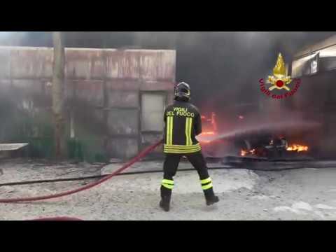 Camerano, fienile devastato dalle fiamme