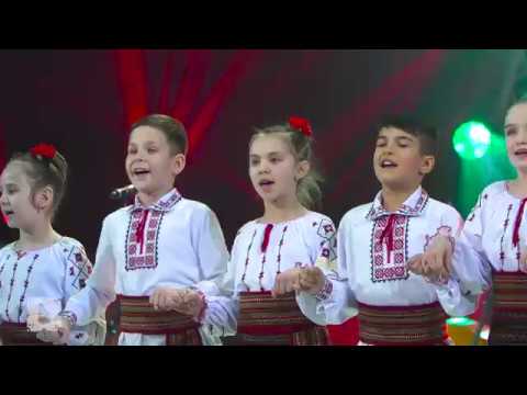 Ansamblul Etnofolcloric Mugurașii - Lume multă se adună