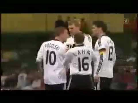 Podolski gibt Ballack eine Ohrfeige