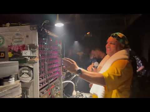 Iration Steppas Play "Albert Malawi ‎- Looking For Signs" Untamed Sounds Dubplate