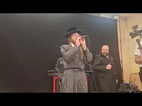 ״אח של״ ארהלה סמט (אברהם יצחק) משמח בחתונה של אלי שפריי אחרי שאחיו תקוע בארה״ב עקב המלחמה