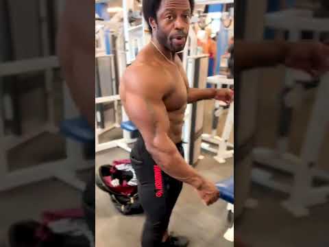 BREON SACA A CAMISA NA FRENTE DO RAMON