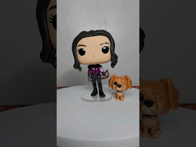 Vídeo relacionado con Marvel Hawkeye Lucky The Pizza Dog Purple Collage Camiseta