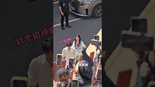 Download lagu Bailu pinched Zhou Yiran to greet the fans🤣 #bailu #zhouyiran #shorts #viral mp3