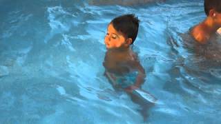 Bailando dentro de la piscina