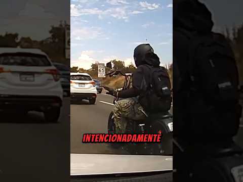 Este conductor recibió una buena dosis de karma gracias a un motorista anónimo