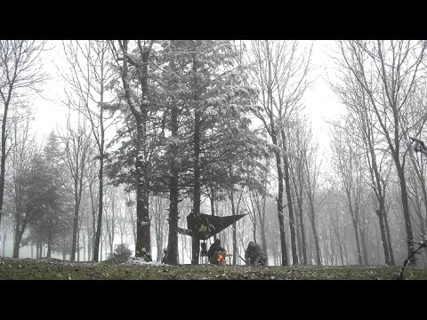 In the jungle camp, even heavy snow can't stop us from preparing food! Thick fog, strong wind, cold