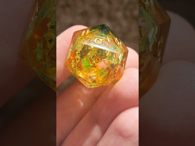 Vídeo relacionado con Colgante Dado D20, Joyería Friki, Geek, para los fans del Rol, D&D, DnD, Dungeons & Dragons (GAIA - Verde y Azul)