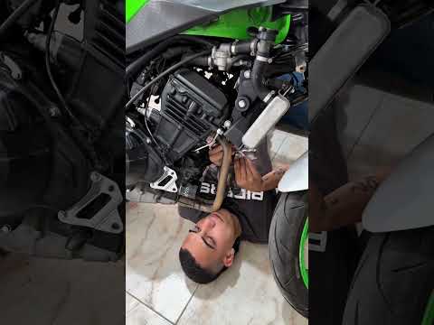 Buen aceite 🦖👌🏼#motos #kawasaki #moteros #altocilindraje #humor #bikers #cristianbrx #cali