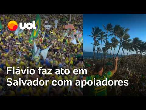 Flávio Bolsonaro reúne apoiadores no Farol da Barra, em Salvador
