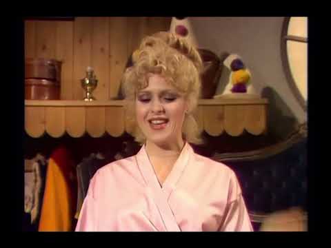 The Muppet Show - 212: Bernadette Peters - Cold Open (1977)