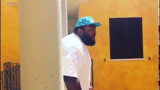 Sergio Sylvestre canta il buongiorno nel Residence Marina della Carlino Torusit