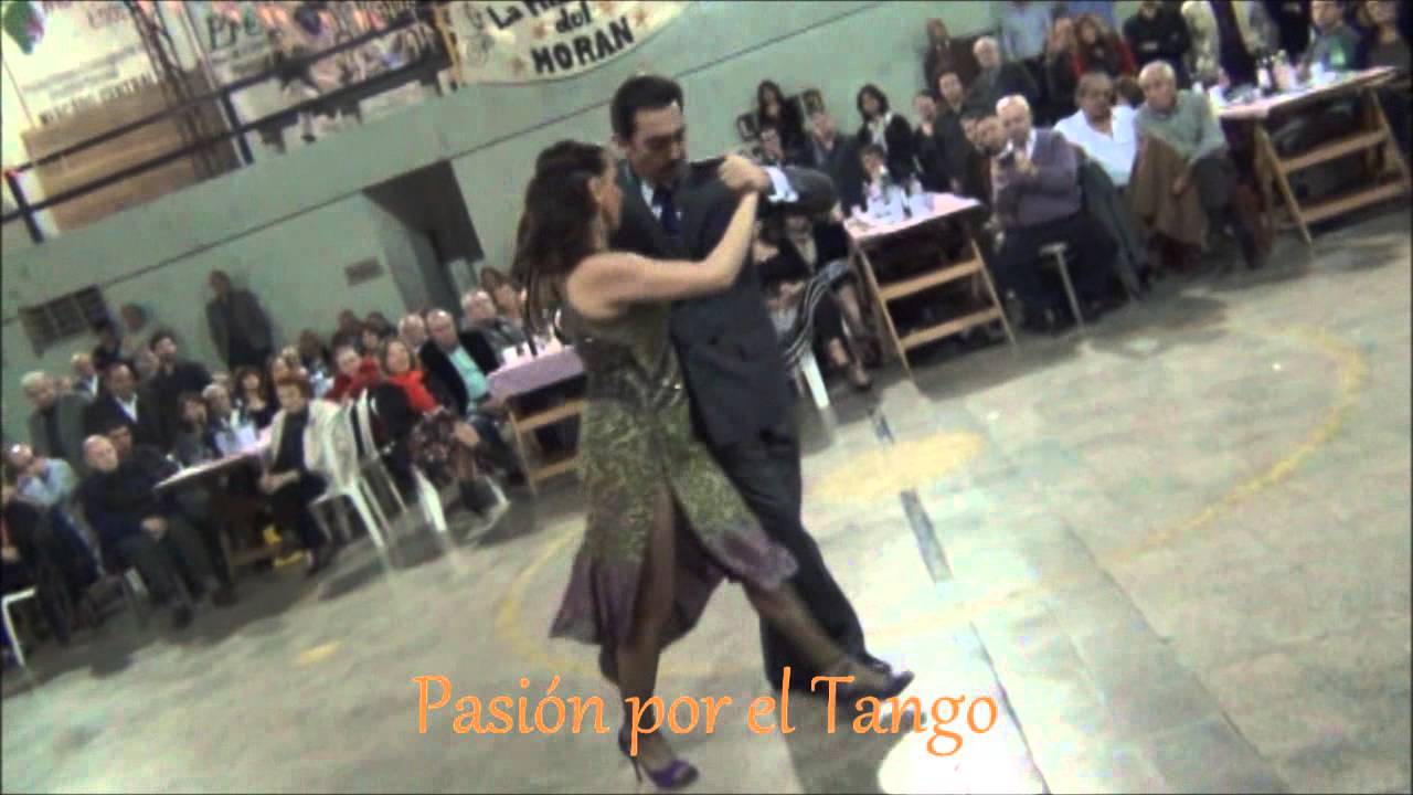 MILENA PLEBS y DEMIAN GARCIA Bailando LOCA con LOS HEREDEROS DEL COMPAS en LA MILONGA DEL MORAN