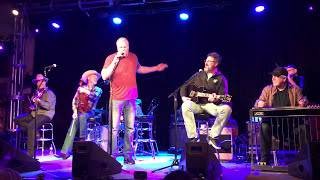 Vince Gill blessed me by letting me on stage and sing with him!  Rockin&#39; at 3rd and Lindsey