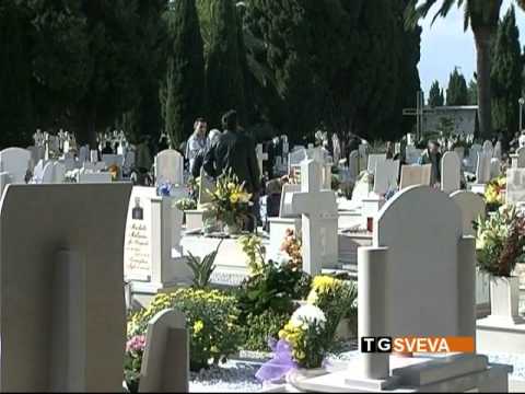 Straniero su loculi cimitero Barletta