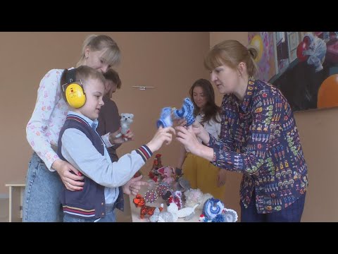 В центре инклюзивной культуры в Гомеле разработали серию сенсорных игрушек для детей с расстройством аутистического спектра видео