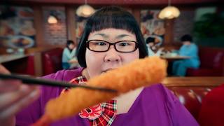 メイプル超合金 カズレーザー＆安藤なつ、えび仕様の衣装でレポーターに！新CMニチレポ®「お店のえびフライ篇」