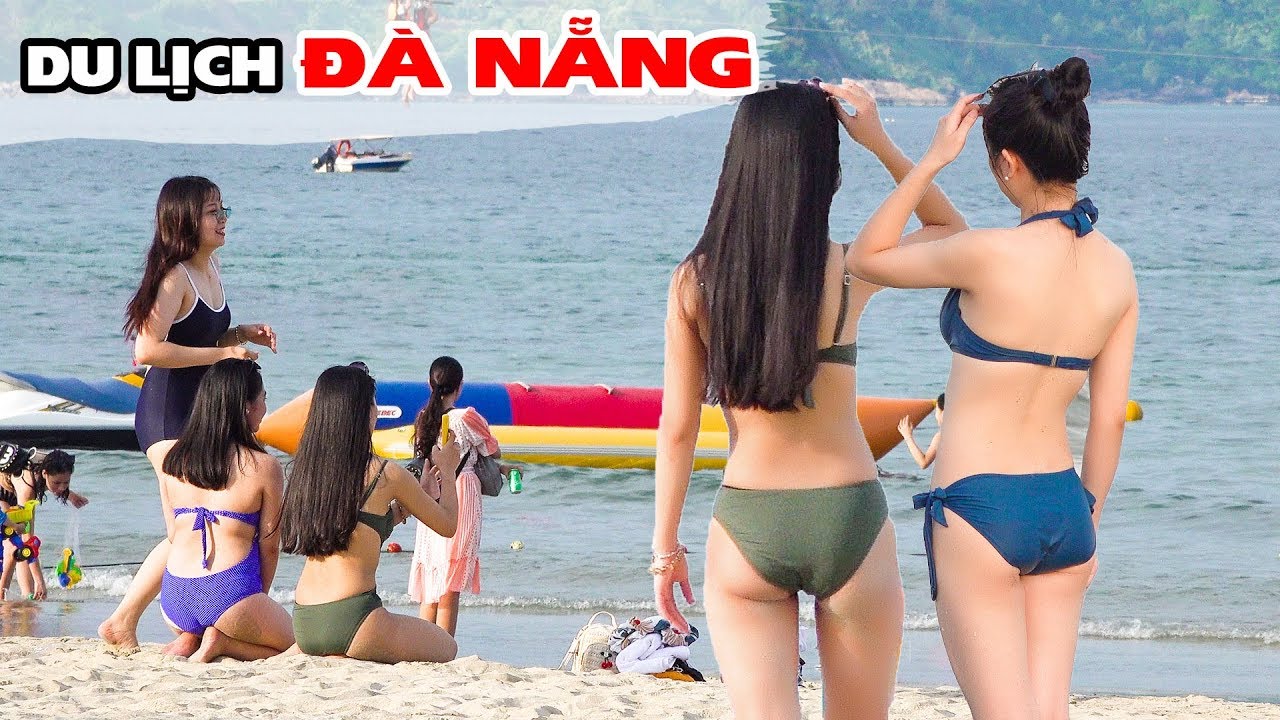 Bãi Biển Đà Nẵng chật kín du khách mùa nắng nóng