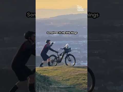 Un cycliste prend des photos de son chien lors d'une balade à vélo, un moment qui fait chaud au cœur